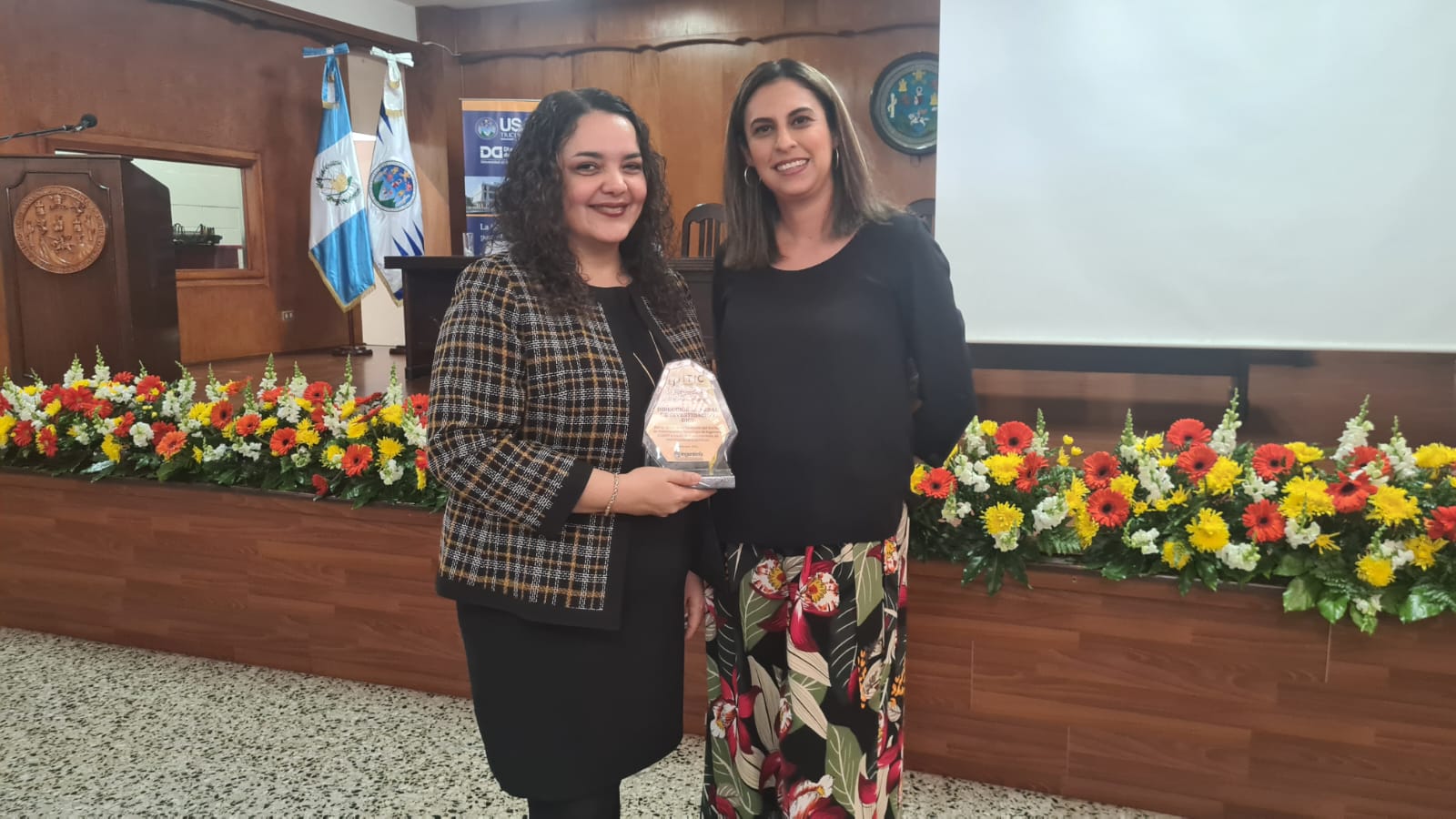 Entrega de reconocimiento a DIGI USAC